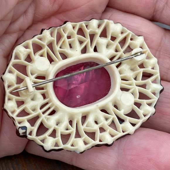 Vintage lucite /resin brooch - Picture 4 of 4